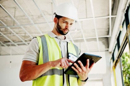 Techniker mit Field Service Management Software
