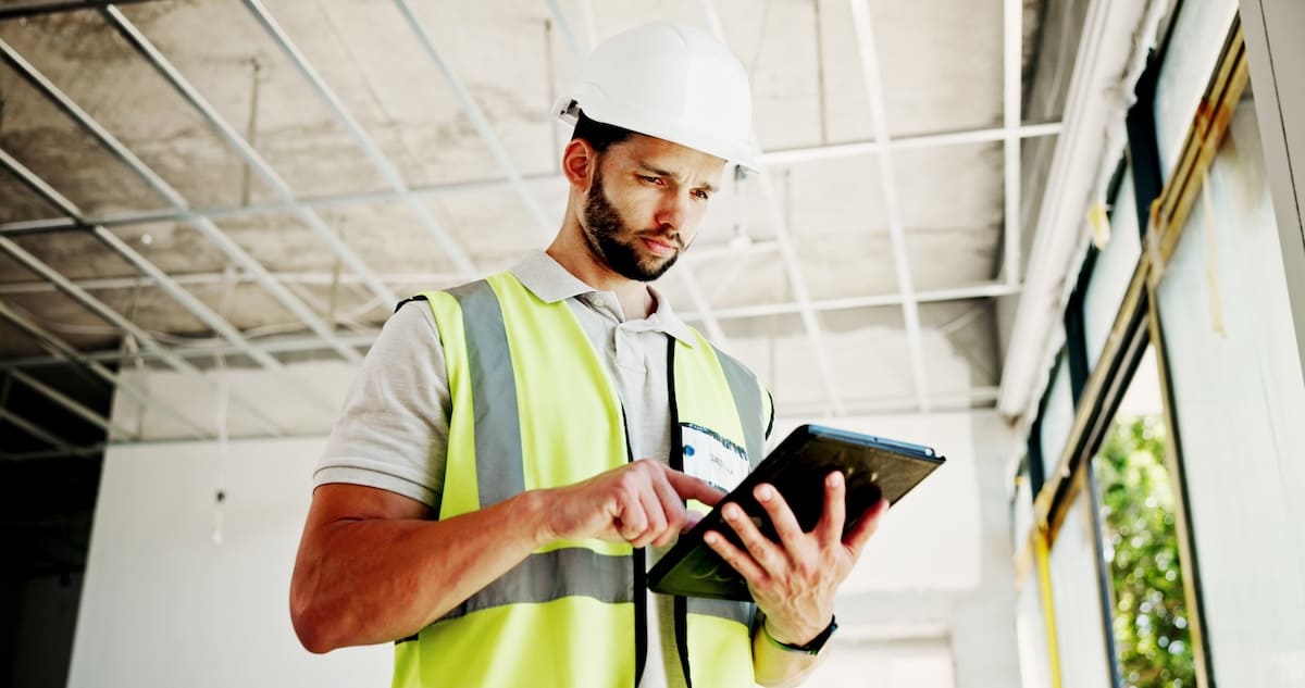 Techniker mit Field Service Management Software