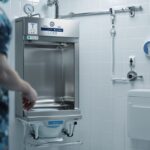 Moderner Steckbeckenspüler aus Edelstahl in einem sterilen Klinikaum